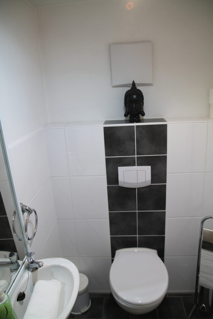 Separates WC Wohnung 3 Haus Sonnenschein